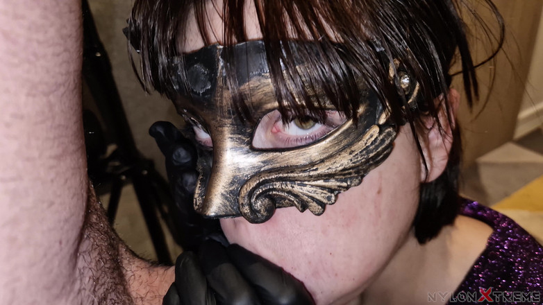 Nylon Xtreme: Perspektywa Eleny Clark bawi się szarymi rajstopami i butami