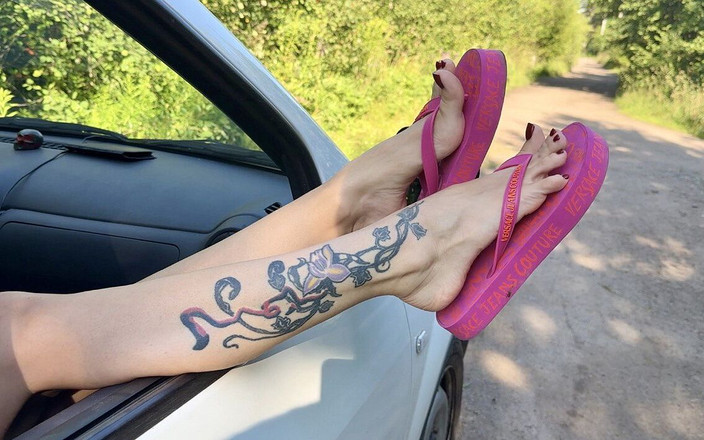 Julia domaina: Рожеві шльопанці на моїх гарних ногах з довгими пальцями ніг на відкритому повітрі, на дорозі, траві, в машині, червоні нігті польські