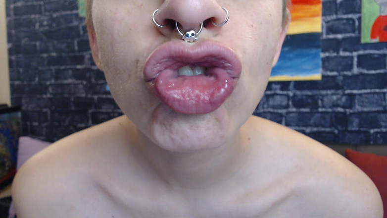 Abby Anna: Big lipstick free lips