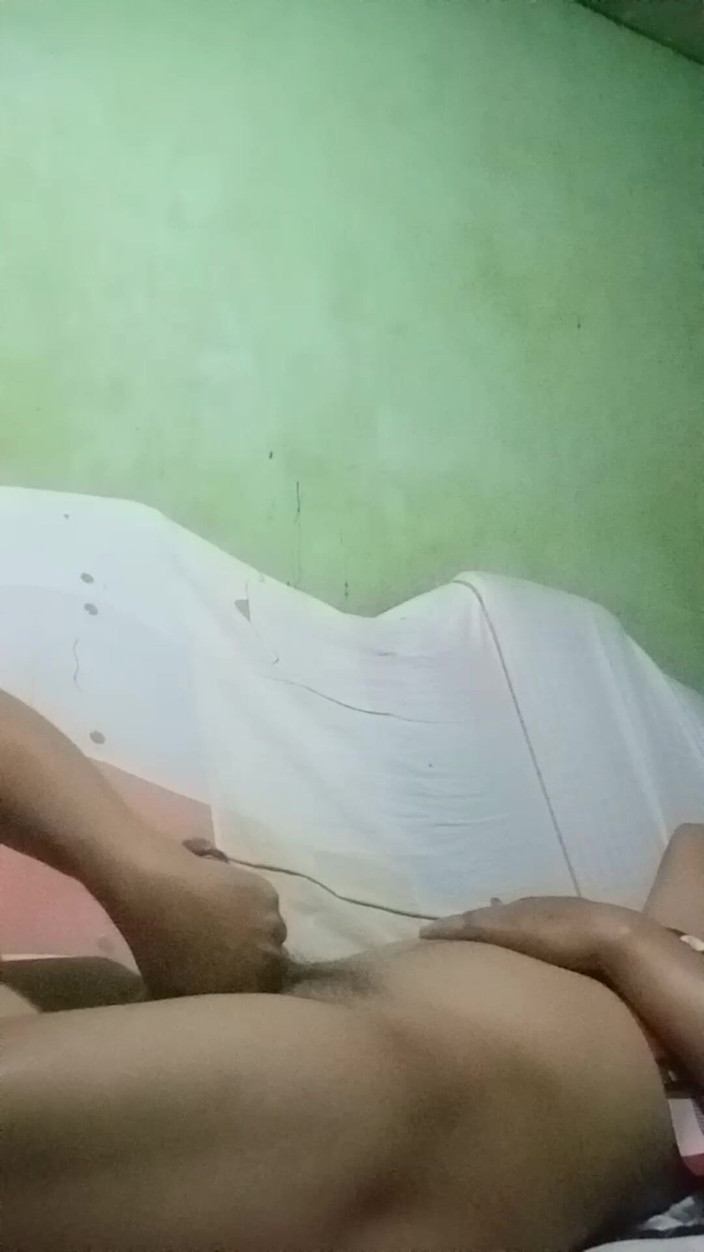 Talahib23: Жирний пеніс молодого чоловіка, який працює на фермі