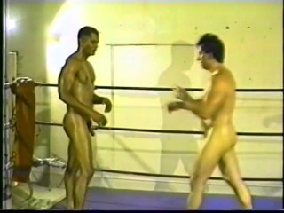 Gays Case: Black and white wrestlers fight naked on the stage