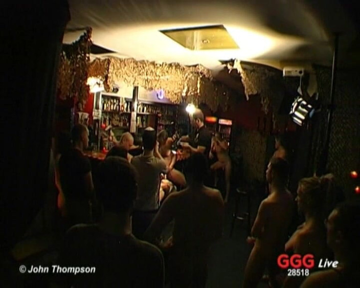 GGG John Thompson OLD STYLE: Ggg - 야생 바 파티에서 갱뱅 당하는 금발의 폭탄 산드라 스타 - 그녀를 모두 따먹는 걸 지켜봐!