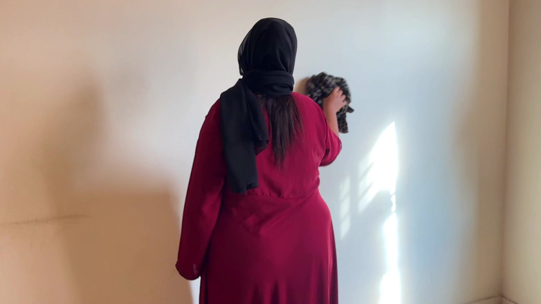 Aria Mia: Pembantu hotel Maroko bersih-bersih kamarku &amp; aku ngeliat cewek semok ini...