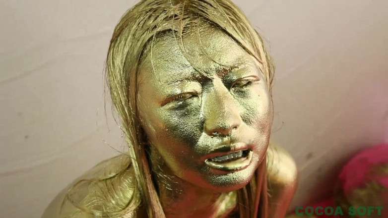 Cocoa Soft: Experience Sybian in gold paint