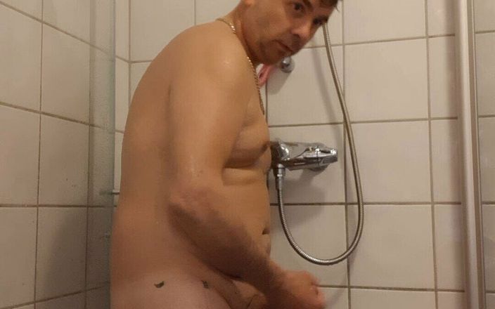 Porn solo: Quick Fun in the Shower with a Small Dick