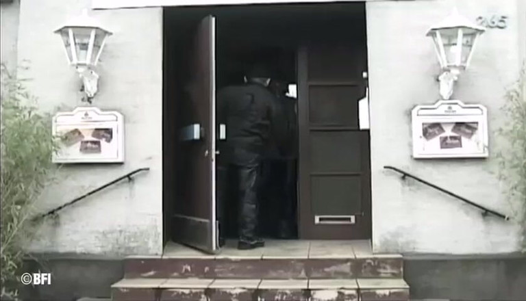 Slave Seks: Страдание Серии 105 - нижней с завязанными глазами мучают и выпороли ее киску