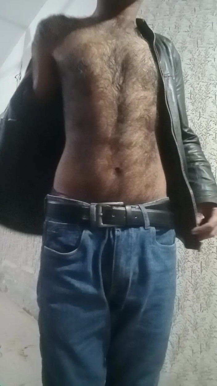 Azie Joey: Pertunjukan badan berbulu