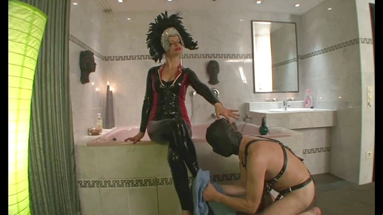 Absolute BDSM films - The original: Fetiș cu picioarele umilitor în baie
