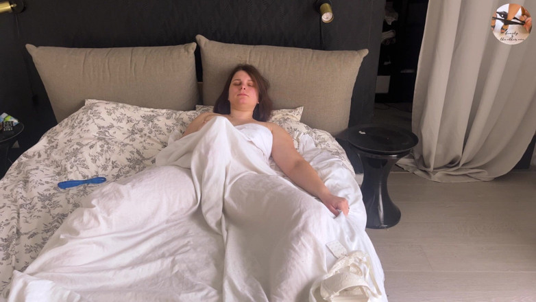 beauty_and_the_other_one: Home Alone Masturbating Pussy Play Under the Sheets