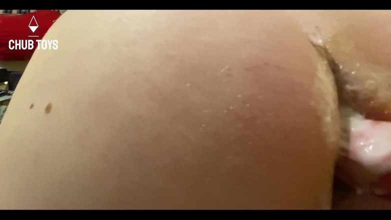 Chub toys: Stor dildo som glider upp min feta röv