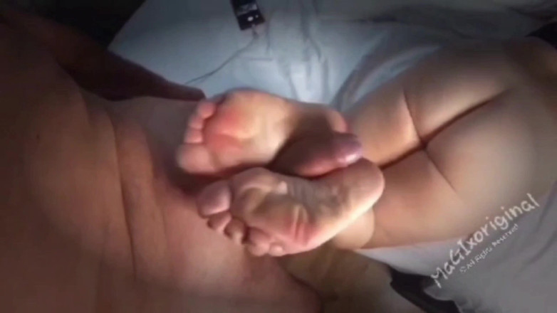 Blondie2307: Islak ayaklı seksi üvey anne