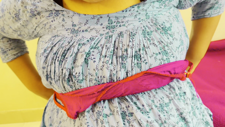 Aria Mia: Une femme au foyer sexy baise avec le tailleur