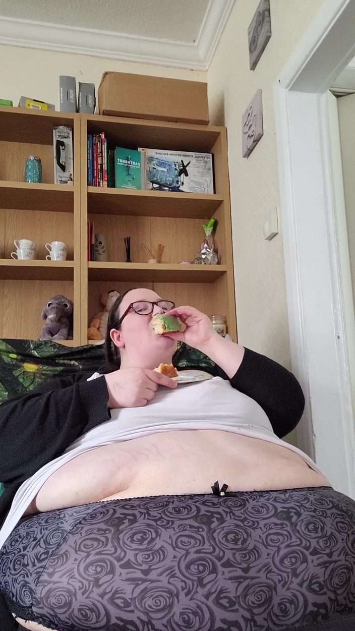 SSBBWLadyBrads: Mmm cake
