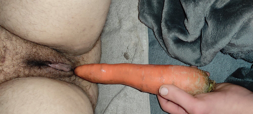 Jonas1996: Ho messo una carota alla mia ragazza nella sua fica...