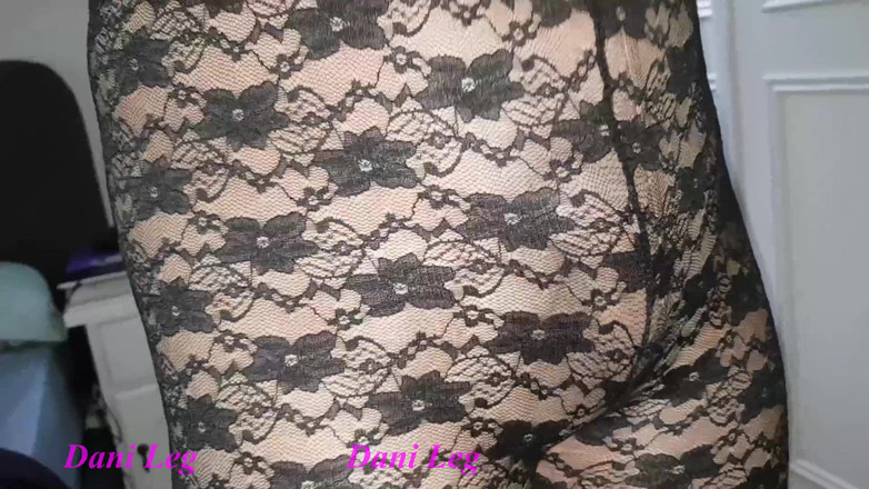 Dani Leg: Le gambe nere del gipoor su collant beige