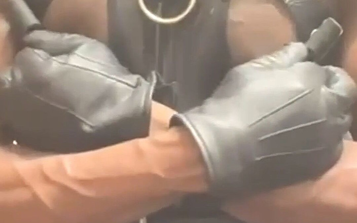 Black smoking muscle stepdad: Pulă mare și neagră cu țâțe strâmte din latex expunându-și sfârcurile singlet...