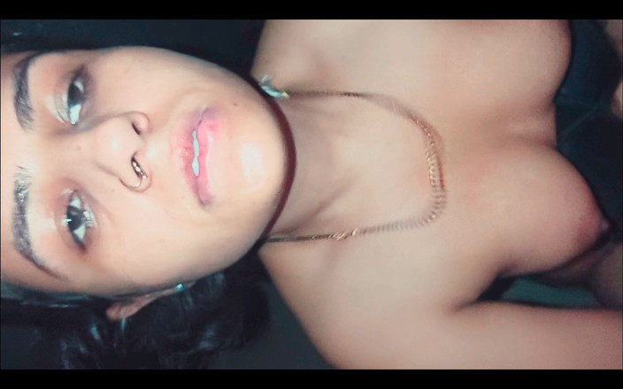 Hot Sis: Ma demi-sœur excitée saute sur une grosse bite