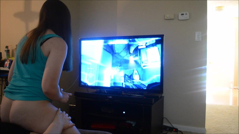 LustfulGeeks: Chơi halo trong khi cưỡi lên mặt courtney