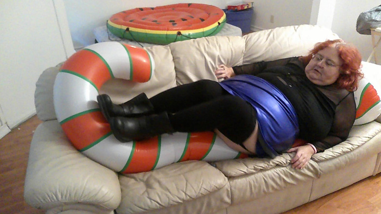 BBW nurse Vicki adventures with friends: ビッグビューティフルな看護師ヴィッキーがキャンディケインを潰そうとしている?