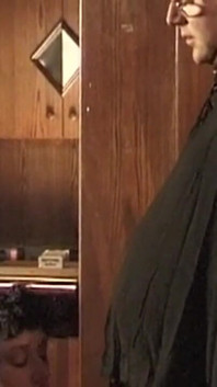 Une MILF brune à forte poitrine attachée pour une fessée et un oral