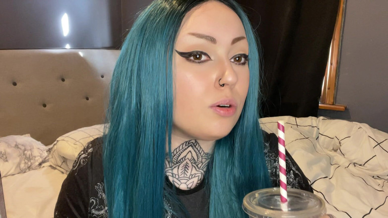 Miss Valentina: Compra il mio latte ghiacciato bitchboy