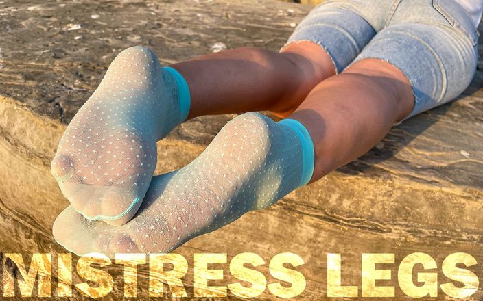 Mistress Legs: Gün batımında deniz kıyısında sevimli turkuaz naylon çoraplı seksi tabanlar