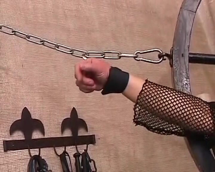 Deutsche Camgirls: 克制的金发德国荡妇在捆绑SM动作后吃精液