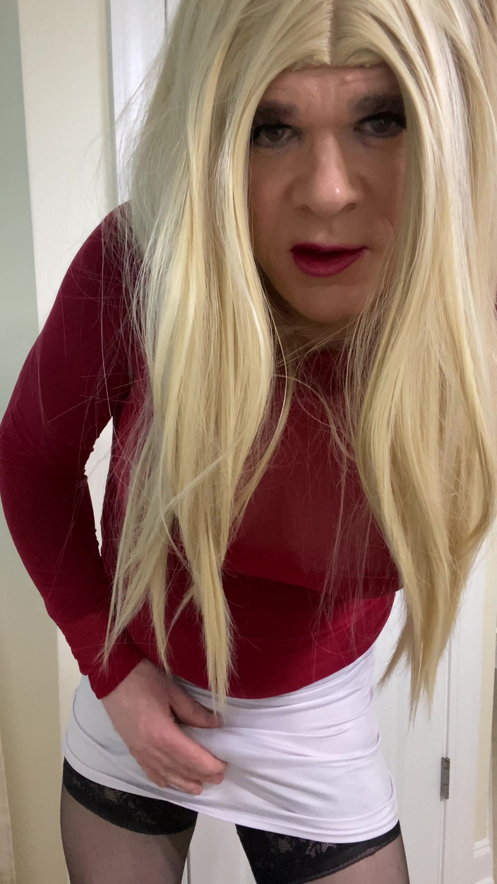 MadisonCD2025: Siyah kalçalı orta yaşlı seksi kadın yüksek çoraplı ve topuklu ayakkabılarla...