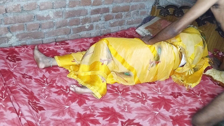 HotBhabhi420: 나는 그녀의 침대에 앙구라 아줌마를 떠났다!