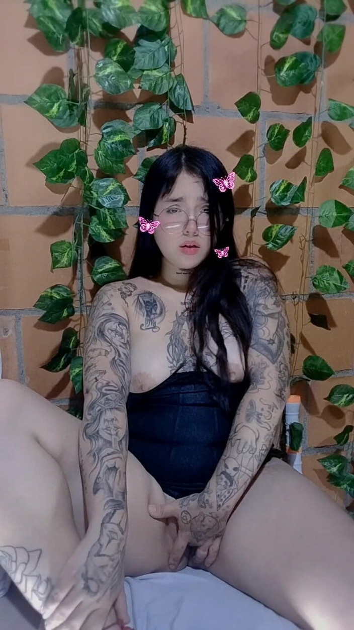 Dalyla: Arrecha Colombiana Se Toca Mientras Su Padrastro Duerme