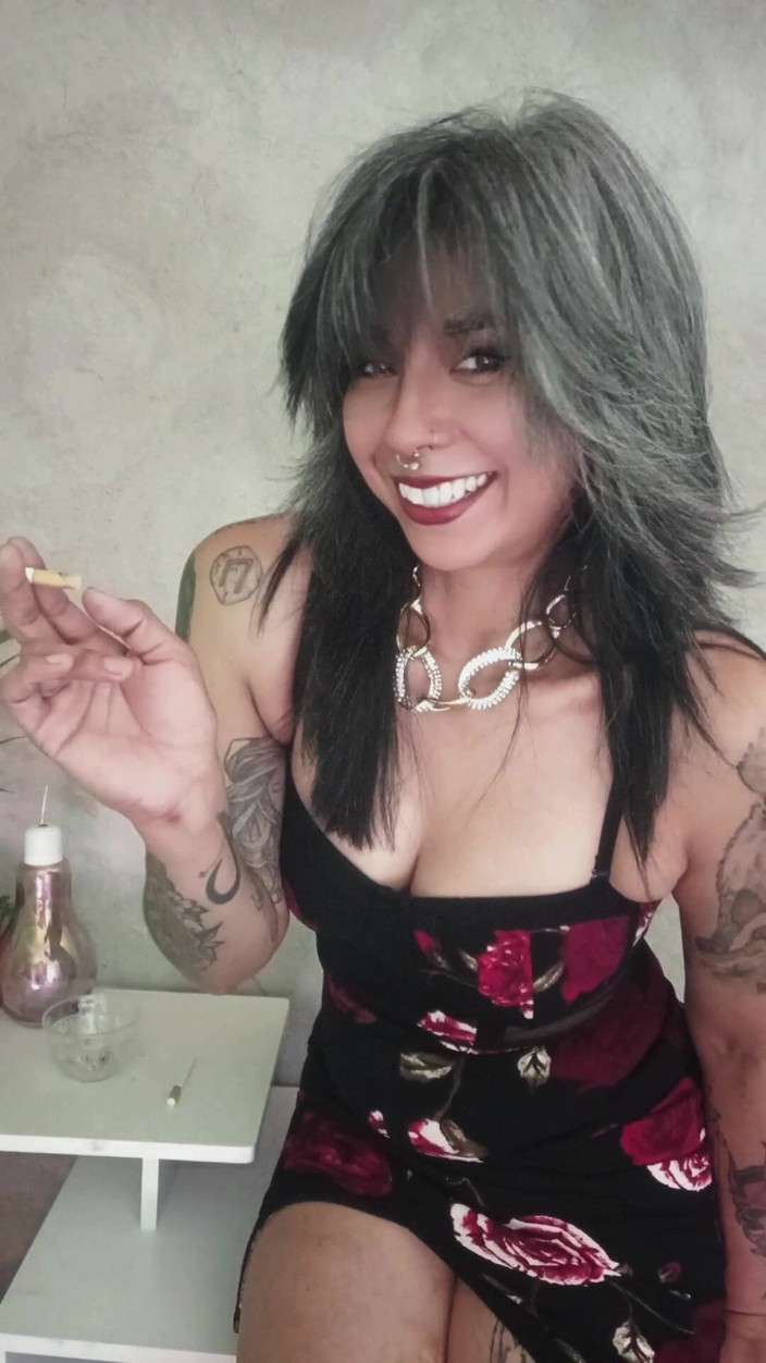Casia Castro: Merokok perlahan
