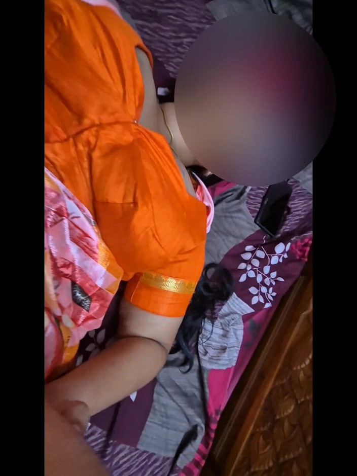 Black & white desicat: Сексуальна індійська домогосподарка Sreejaa в помаранчевій блузці і сарі жорстко трахається