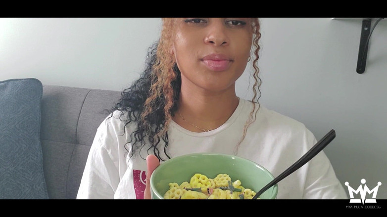 Mya Mula Goddess: Bratty Giantess Pożera twoich małych przyjaciół, jesteś następny?