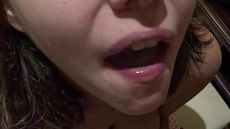 Chu-Chubi: 아마추어 여자친구는 입으로 섹스를 좋아하고 정액 한 방울도 삼키지 않습니다.