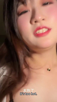 Uwiedziona przez dwie piękne koleżanki podczas podróży służbowej! Otwórz pokój sam i pieprzyć się creampie