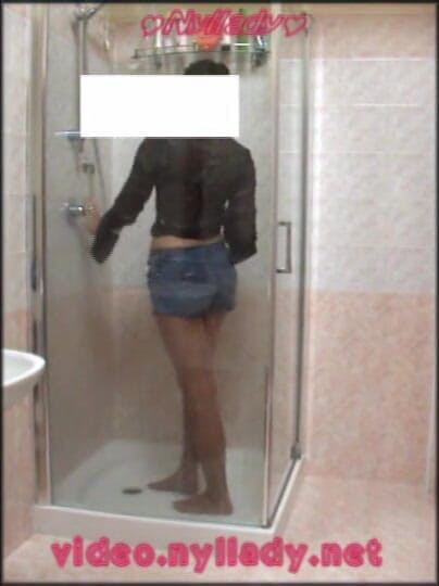 Nyllady: In der dusche mit strumpfhosen