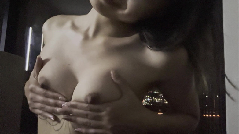 Felicity Azura: Asiatică sexy în satin roșu