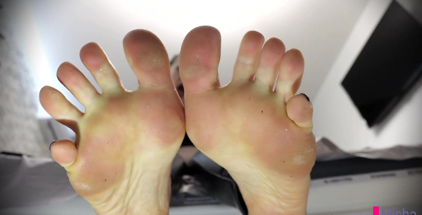 Goddess Misha Goldy: Non ti lascerò mai baciare i miei piedi!