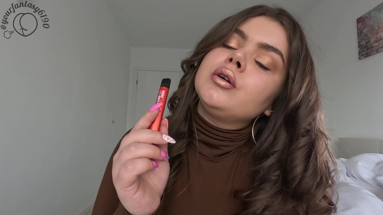 Your fantasy studio: Kouření a vaping s gold shiny rtěnkou detail