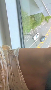 Une Femme Infidèle Aime Le Sexe Devant La Fenêtre De L’hôtel Jusqu’à Ce Que Son Mari Revienne Tôt De Sa Rencontre