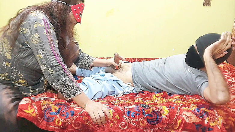 Pakistani CoupleX: 義理の父のインドの娘のペニスを出している、ヒンディー語のオーディオ