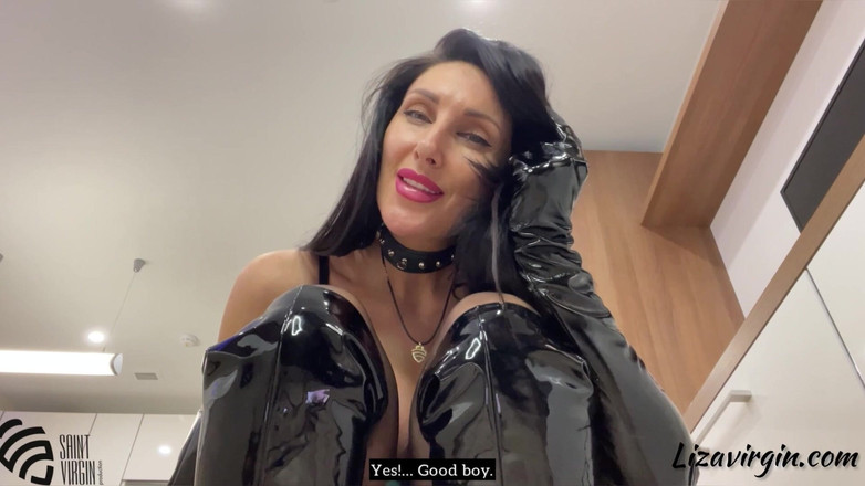 LizaVirgin: Hisap tumit saya dan panggil saya Puan