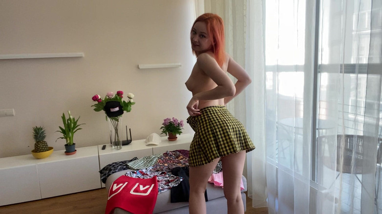 Sheryl X Sinclair: Haul Skirts'i dene. Çıplak giyiniyor.