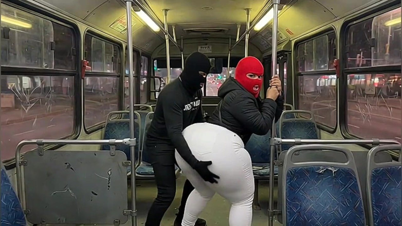 Animate golden: Une latina à gros cul dans un pantalon blanc moulant dans...