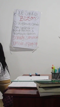Učitelka bičovala a ošukala drobnou studentku, aby prošla zkouškou