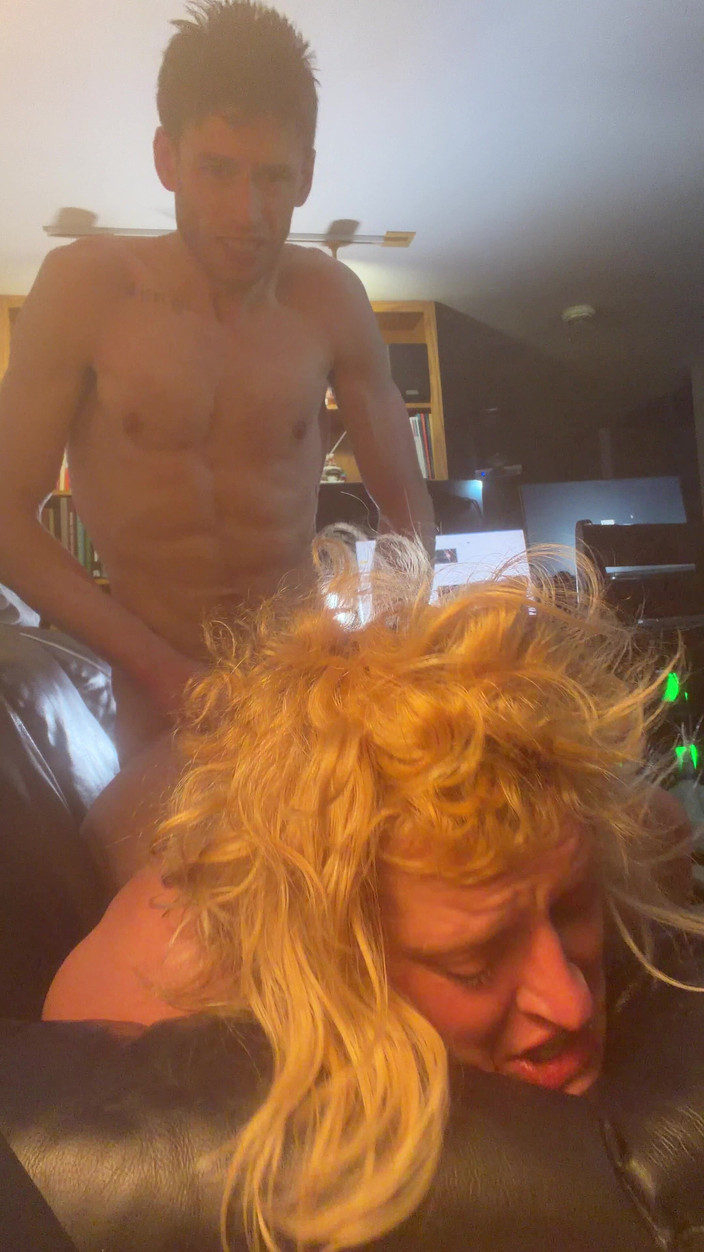 Alpha stud 4 u: Nakonec jsem ji bušila zezadu přes paži na gauči