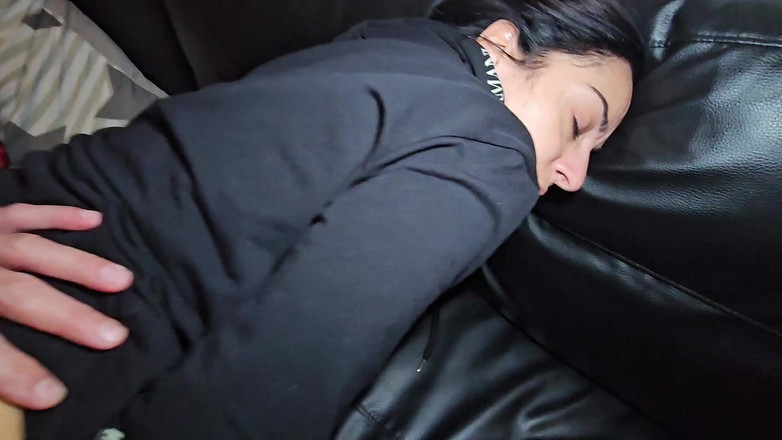 Ferrero anal experience: Esposa cachonda en Praga es follada por una enorme polla.