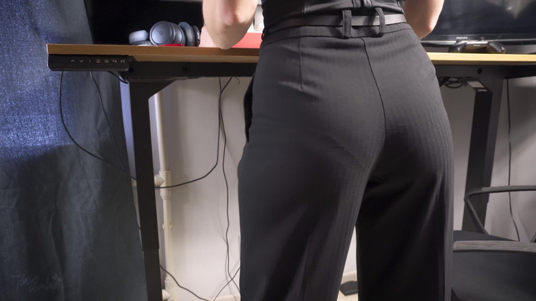 Teasecombo 4K: Секретарша в офисных брюках соблазняет ее видимую линию трусиков в любительском видео