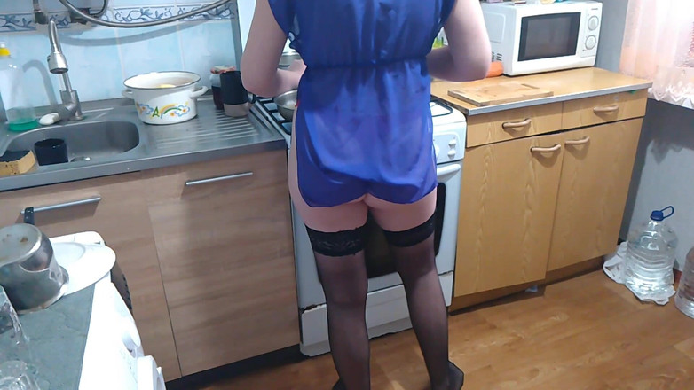 Assol: Una ragazza in bella lingerie è stata filmata in cucina mentre...