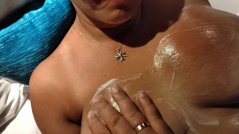 Emma_Alex: Adik tiri liburan di Turki. Pijat toket sambil nyepong kontol